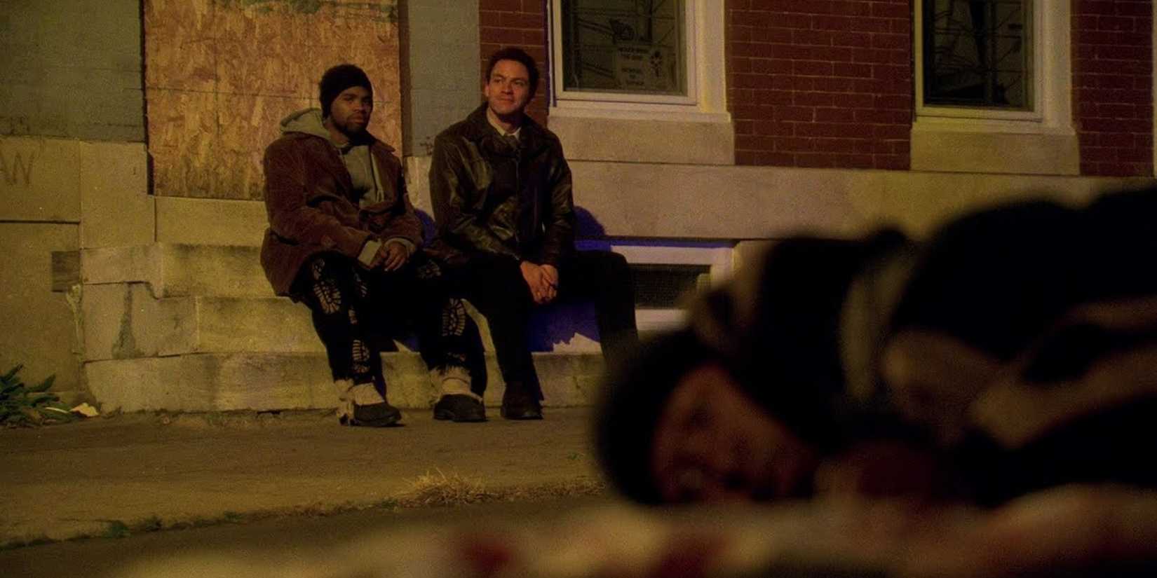 McNulty (Dominic West) fala com Bodie (J.D. Williams) no piloto de The Wire