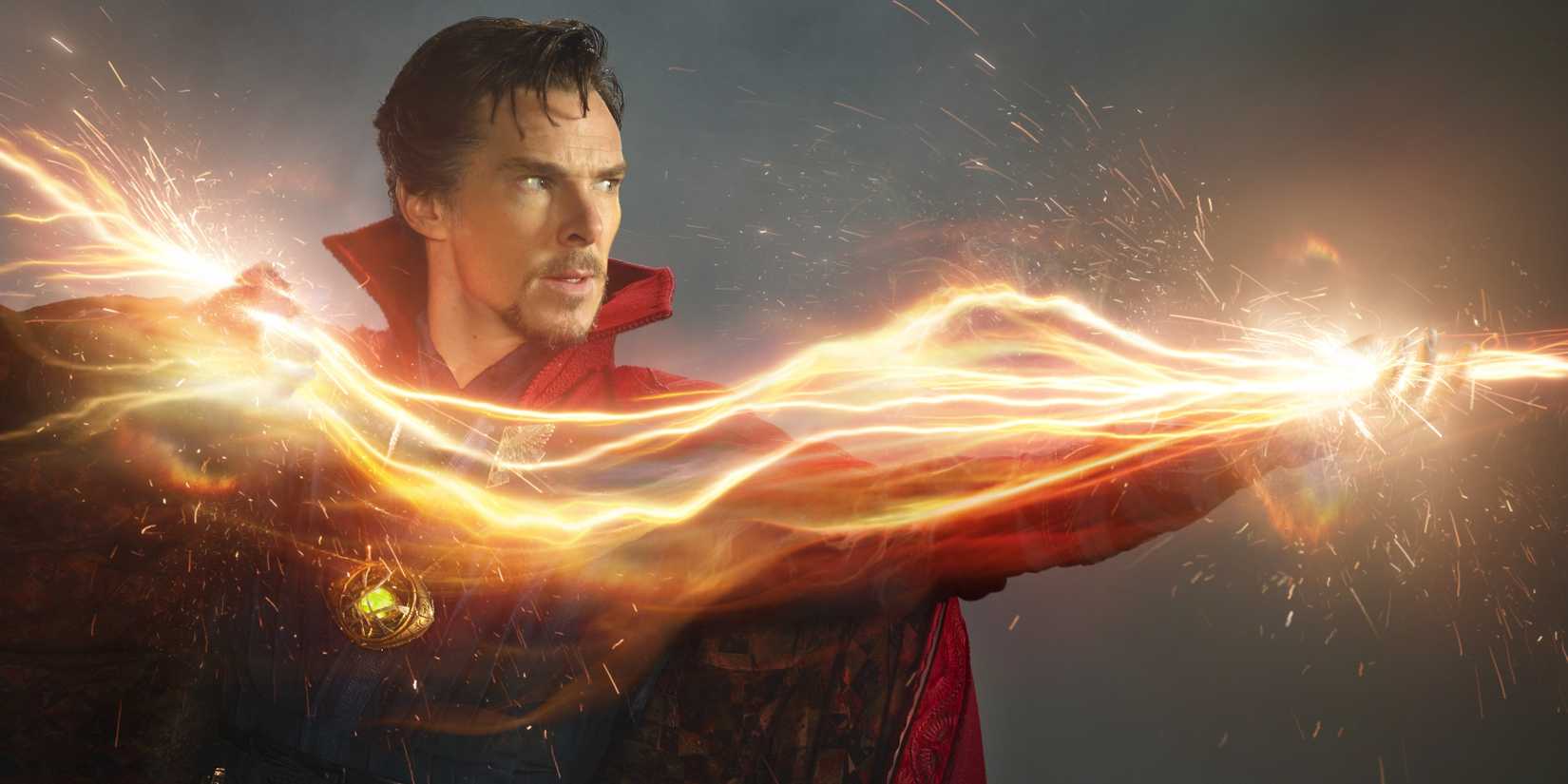 Doutor Estranho do MCU usando magia