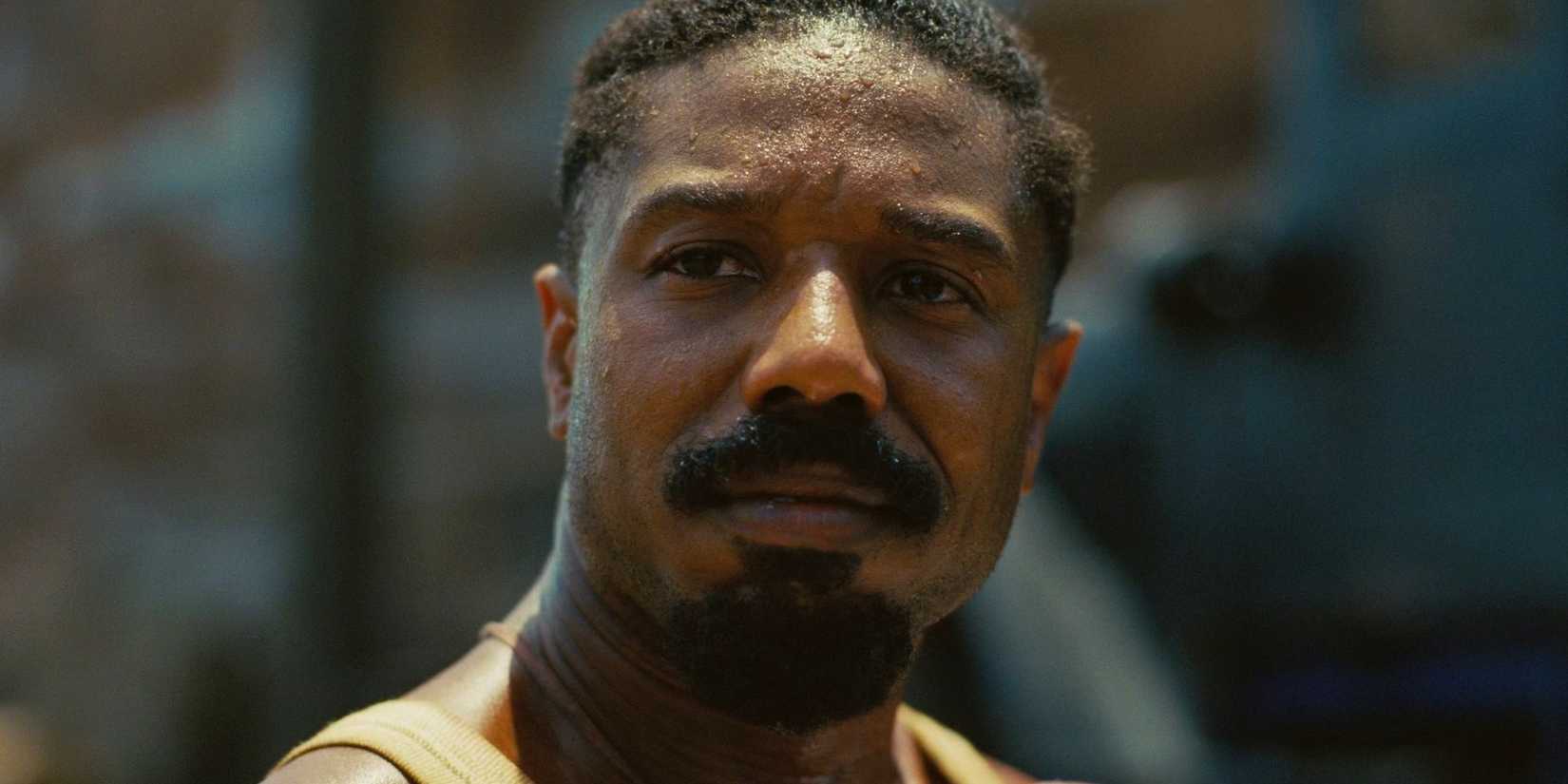 Michael B. Jordan em cena de Sinners