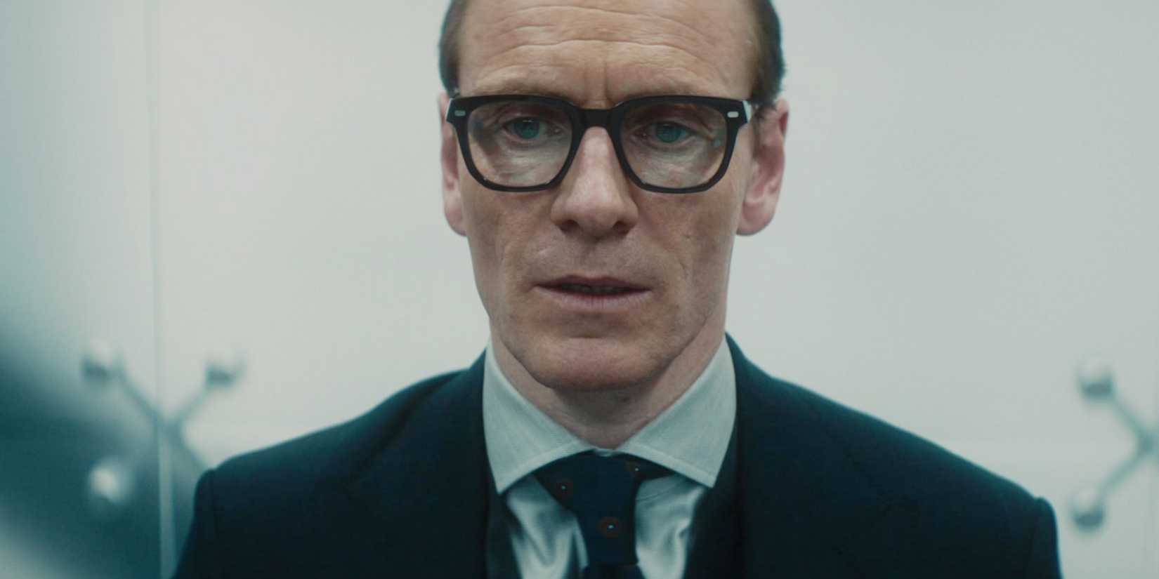 Michael Fassbender olha para frente dramaticamente em uma cena de Black Bag