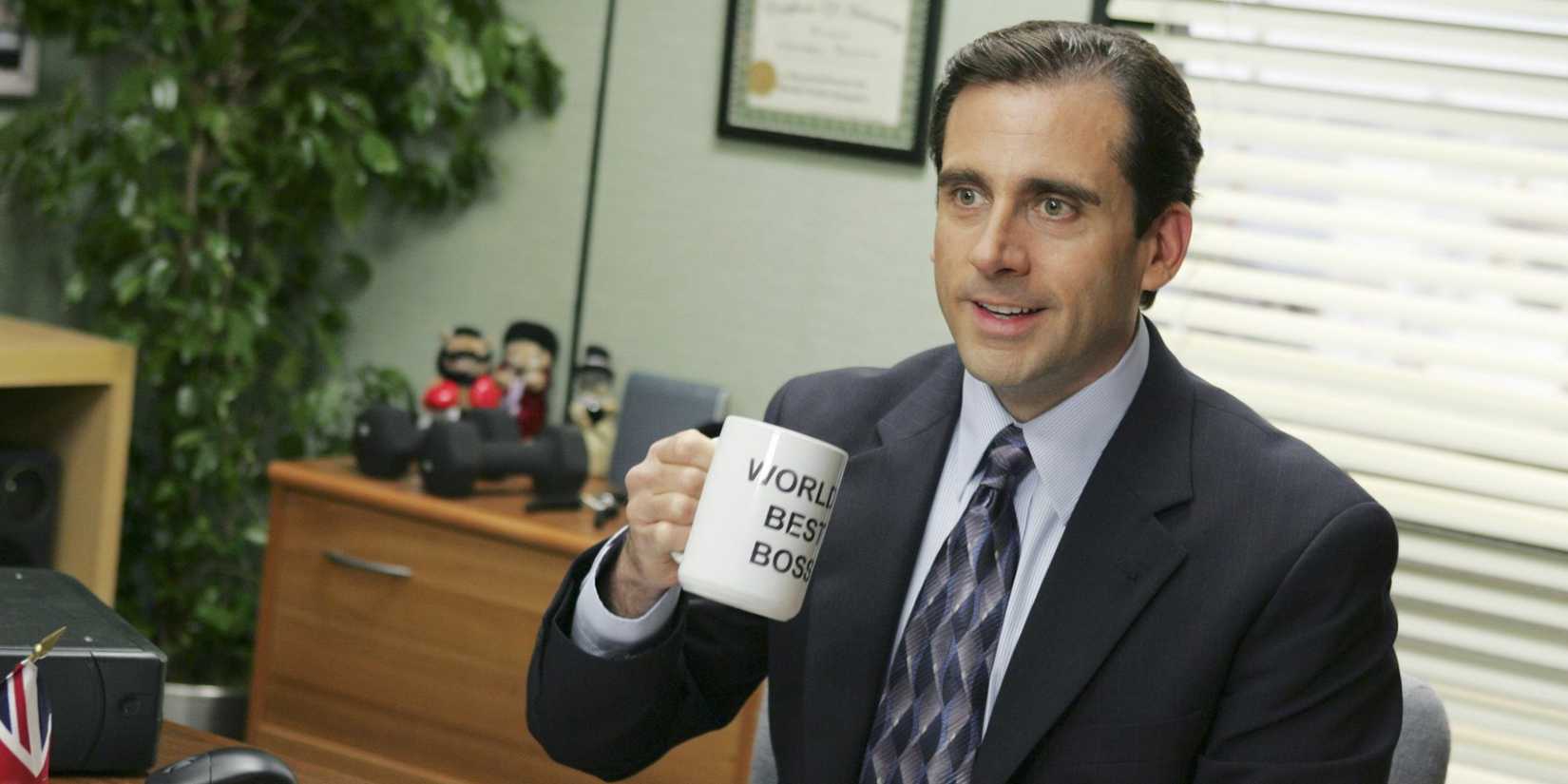 Michael Scott segura uma caneca com a inscrição 'Melhor Chefe do Mundo' em The Office