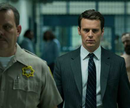 This Forgotten ‘90s Silence of the Lambs Ripoff Is Begging For An 8-Part Netflix Reboot 2 Holden walks down a prison hallways looking scared in Mindhunter