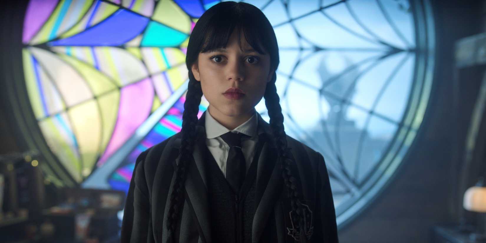 Jenna Ortega como Wednesday Addams em seu dormitório