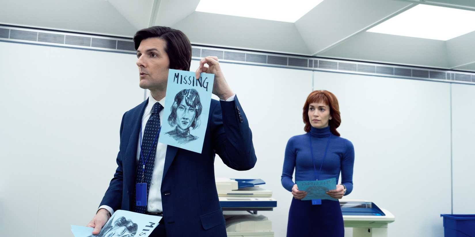 Adam Scott em cena de Severance