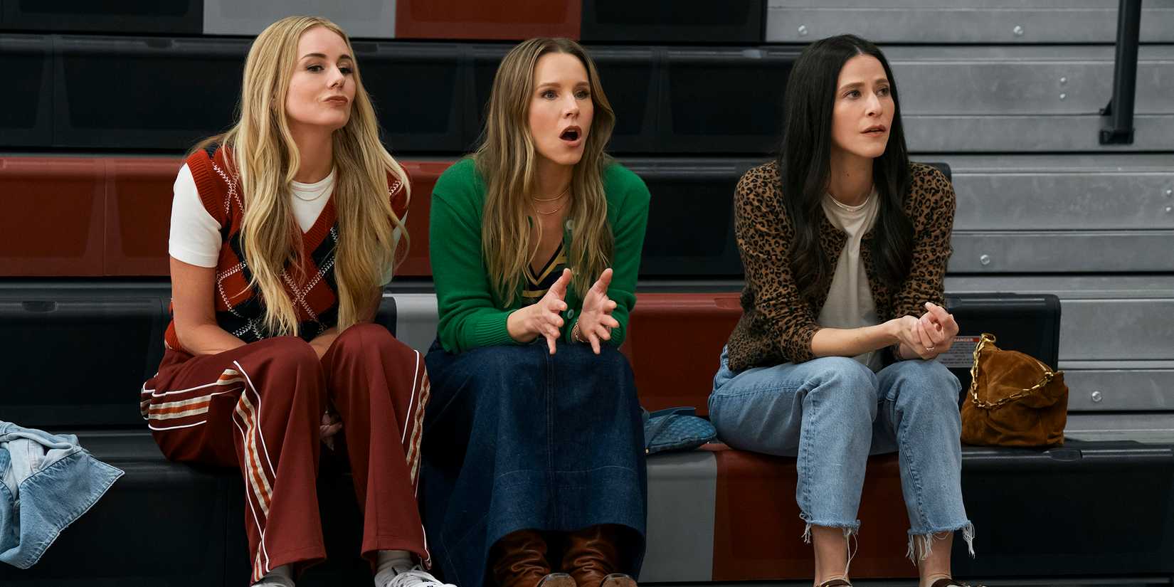Morgan, Joanne e Esther assistindo a um jogo na 2ª temporada de Nobody Wants This