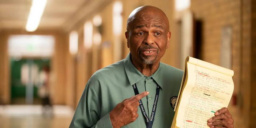 Sr. Johnson em Abbott Elementary mostrando uma lista