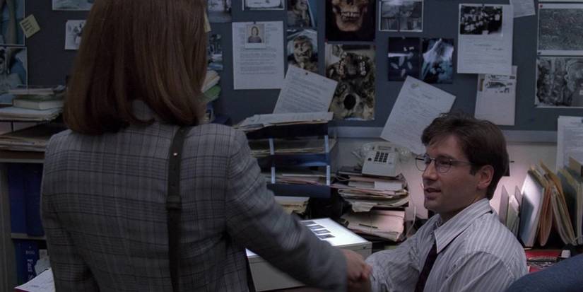 Mulder meets Scully in The X-Files pilot