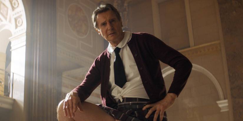 Liam Neeson berpose sebagai Frank Drebin Jr di The Naked Gun