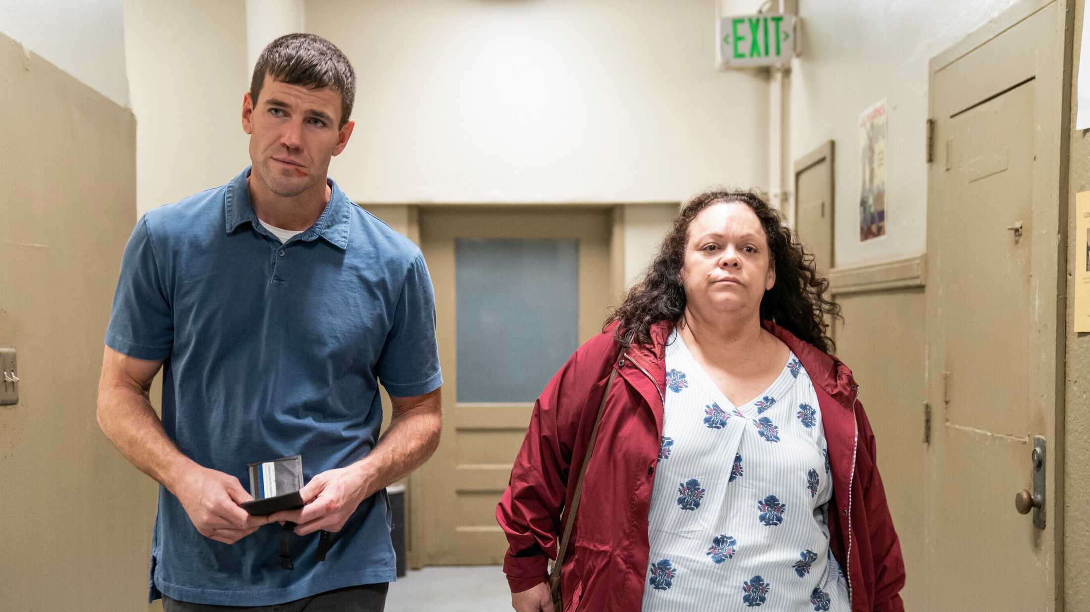 NCIS: Origins | 2ª temporada terá trágico episódio - 1 ncis origins austin stowell leroy gibbs london garcia orozco hallway - NCIS: Origins | 2ª temporada terá trágico episódio