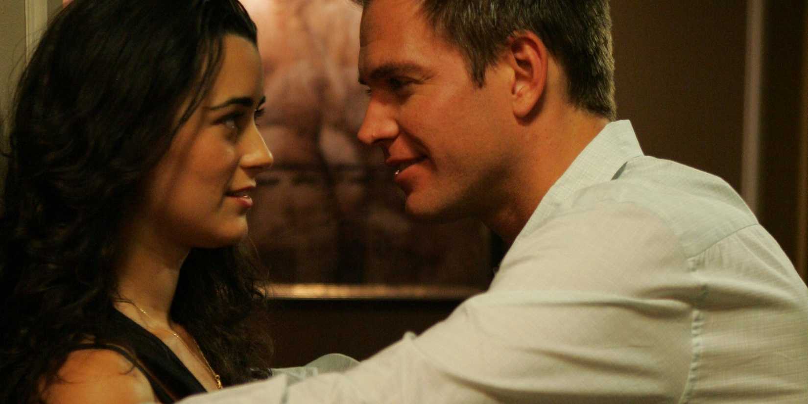Tony (Michael Weatherly) leaning into Ziva (Cote de Pablo) in a promotional image from NCIS season 3