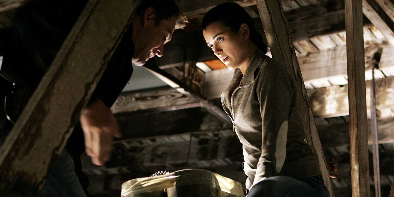 Tony (Michael Weatherly) and Ziva (Cote de Pablo) examining a bomb together in NCIS season 4