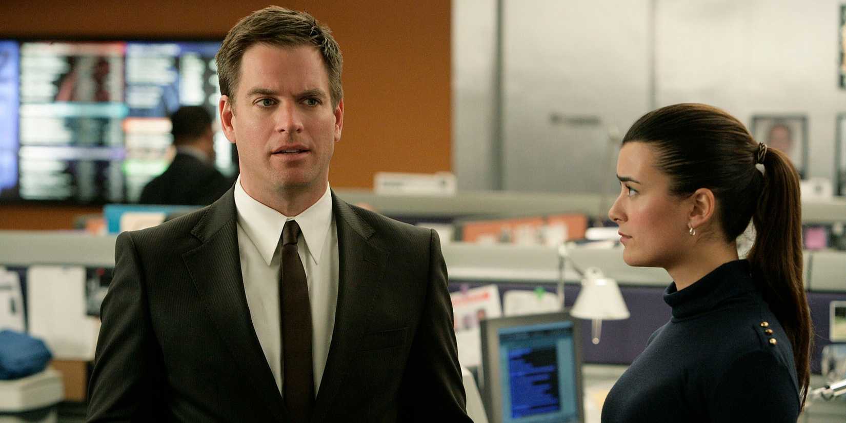 Tony (Michael Weatherly) and Ziva (Cote de Pablo) standing together in the bullpen in NCIS season 6