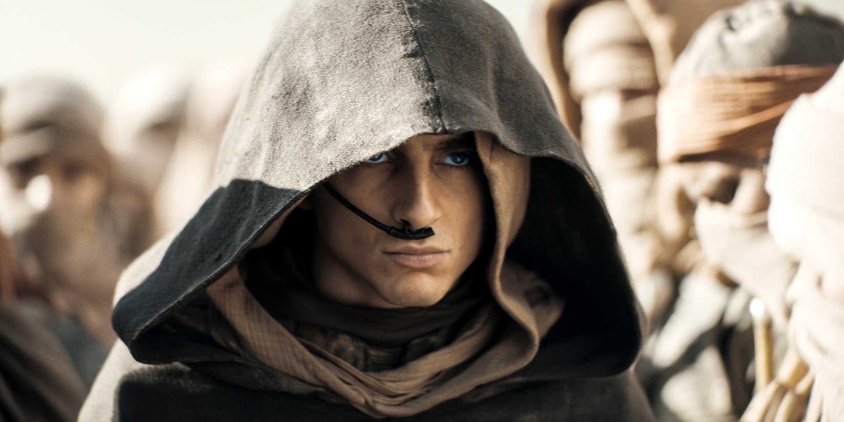 Paul Atreides entre os Fremen com o capuz levantado em Dune Part Two