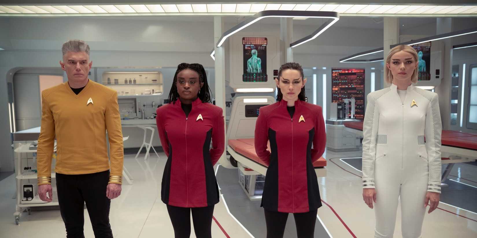 Pike, Uhura, La'an e Chapel como vulcanos em Sickbay em Star Trek Strange New Worlds quatro e meio vulcanos
