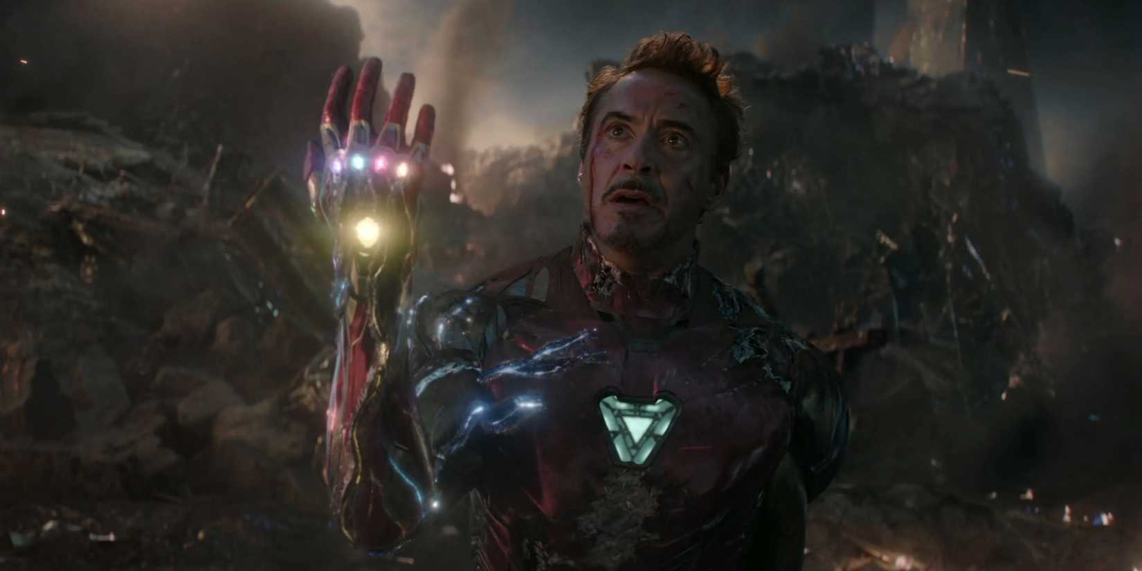 Homem de Ferro de Robert Downey Jr. prestes a estalar os dedos em Vingadores: Ultimato