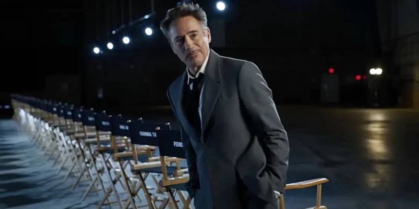 Robert Downey Jr. em frente às cadeiras do elenco de Vingadores: Doomsday