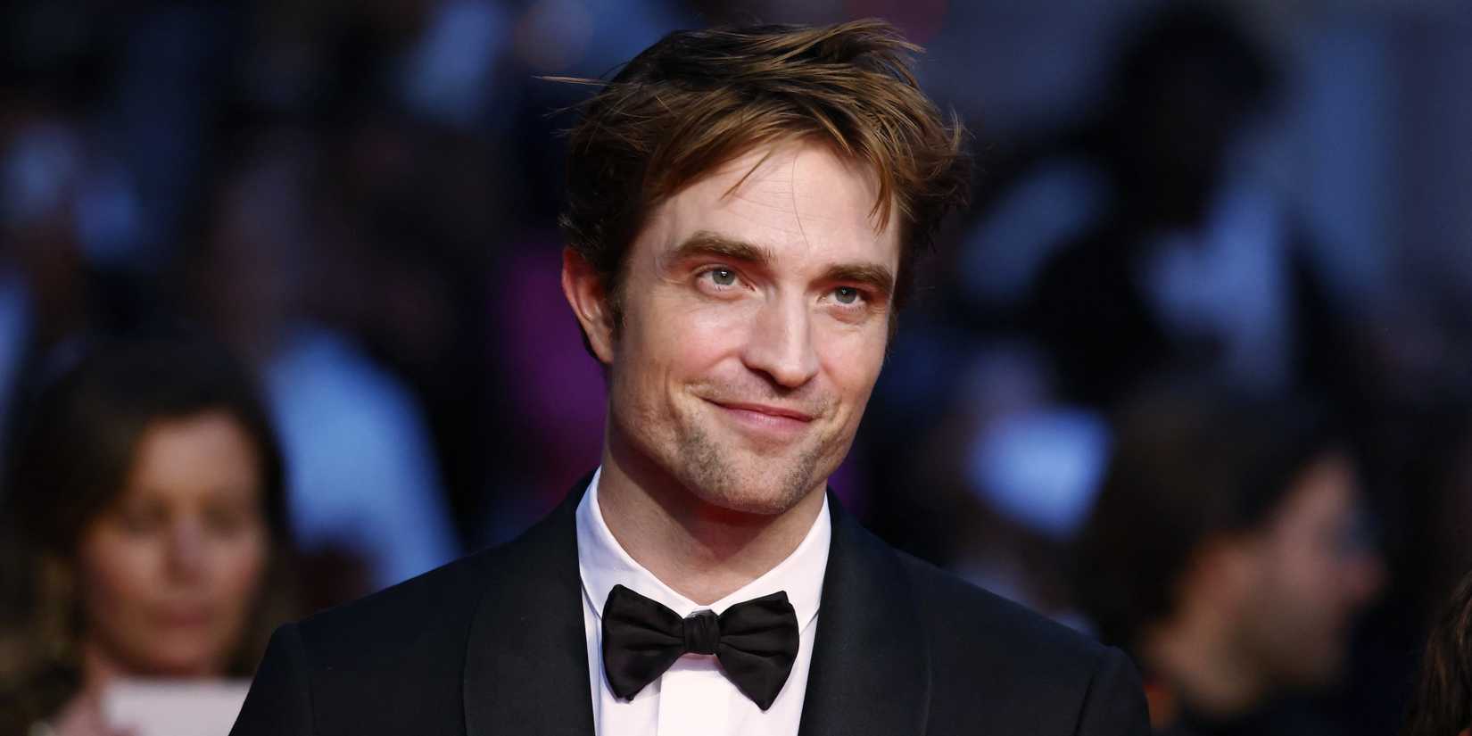Robert Pattinson em um evento de moda.