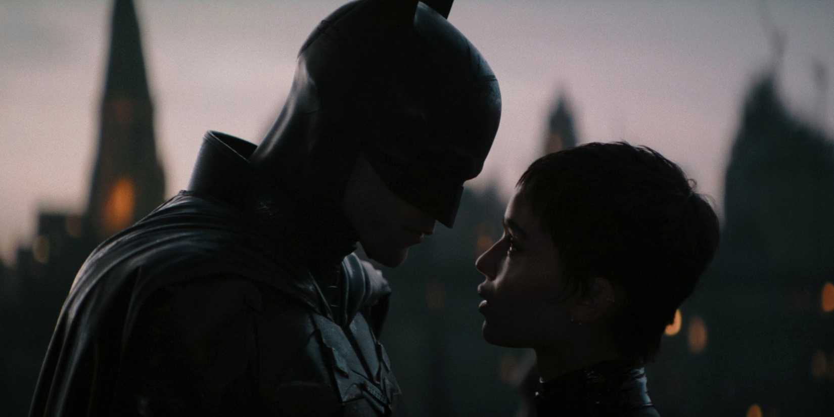 Robert Pattinson's Batman looking at Catwoman in their goodbye scene in The Batman