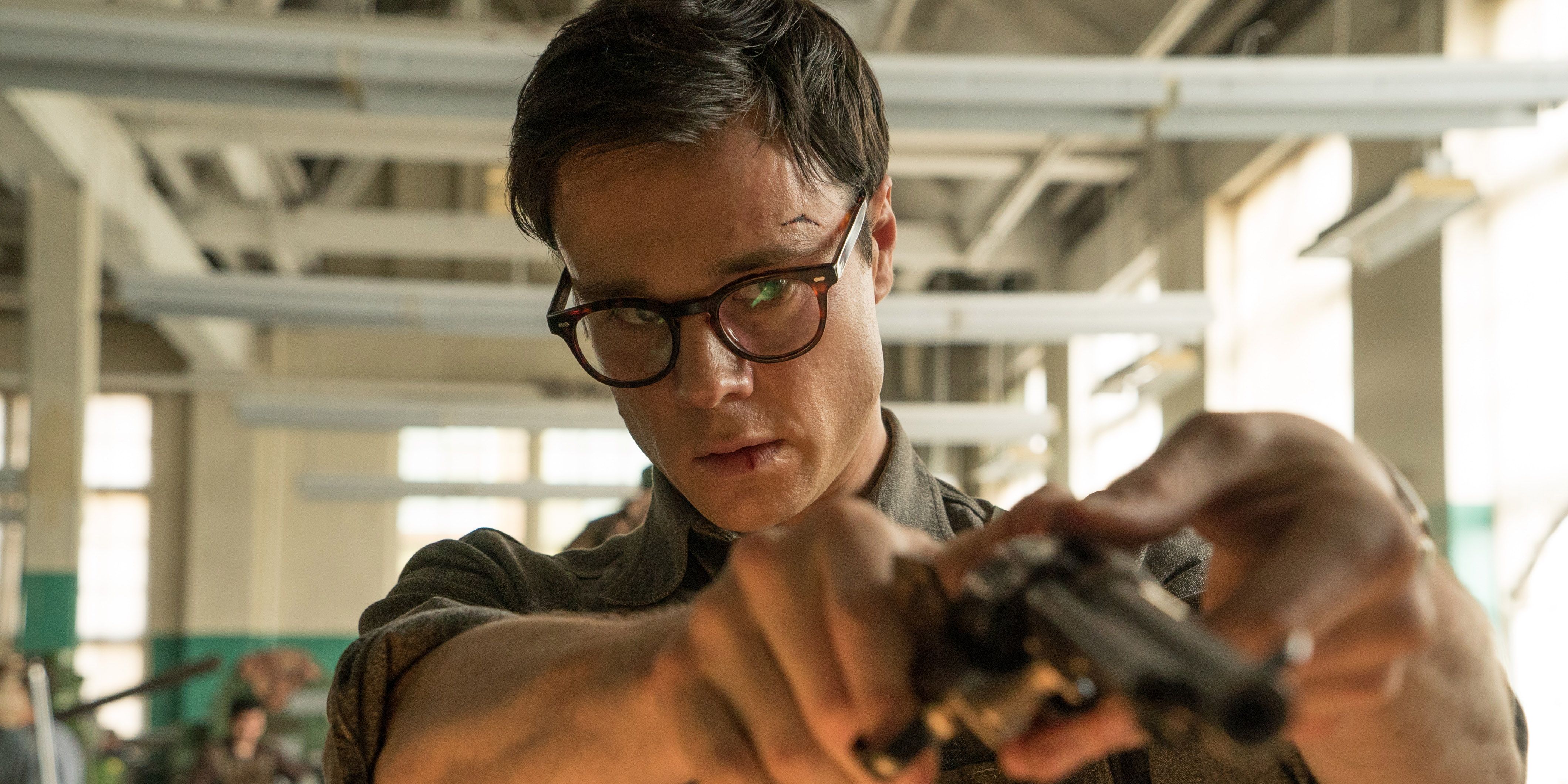 Rupert Evans con una pistola in The Man in the High Castle