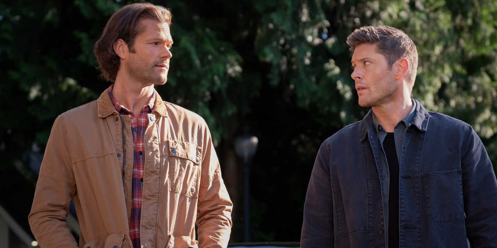 Sam e Dean Winchester no final de Supernatural se olhando.