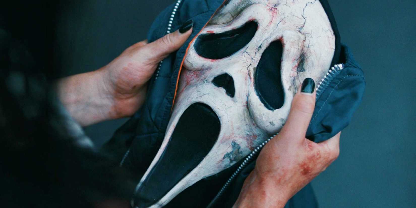 Sam Carpenter holding a cracked Ghostface mask in Scream 6