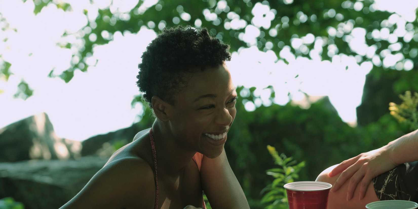 Samira Wiley sorrindo em The Handmaid's Tale