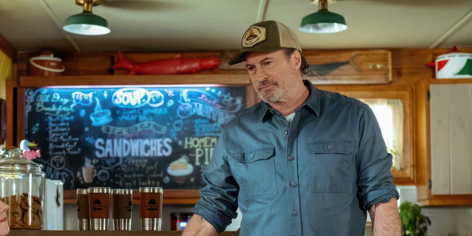 Scott Patterson como Sully e Morgan Kohan como Maggie em Sullivan's Crossing.