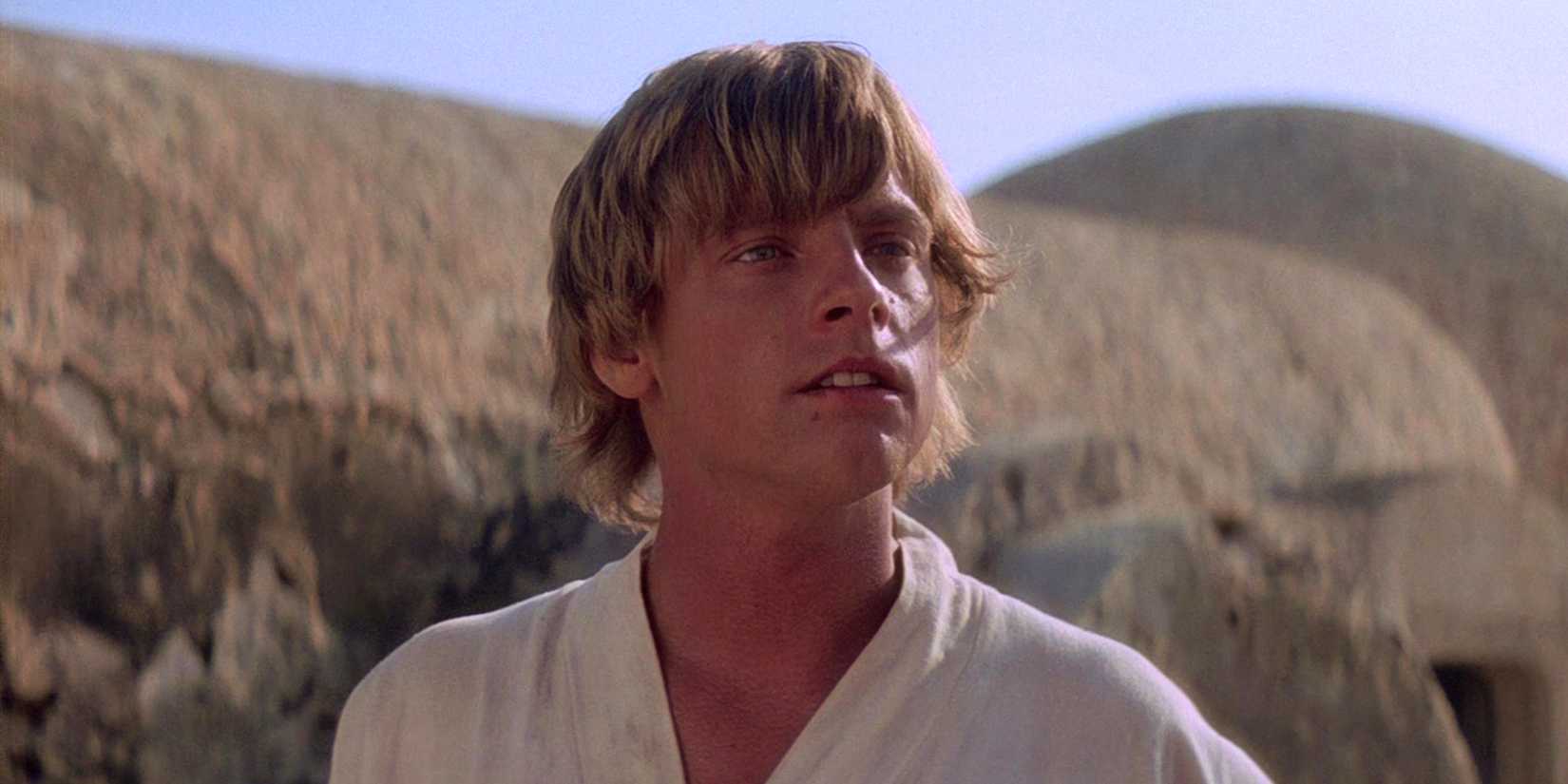 Luke Skywalker olha para Obi-Wan Kenobi (fora de quadro) ao chegarem em Mos Eisley, Tatooine.