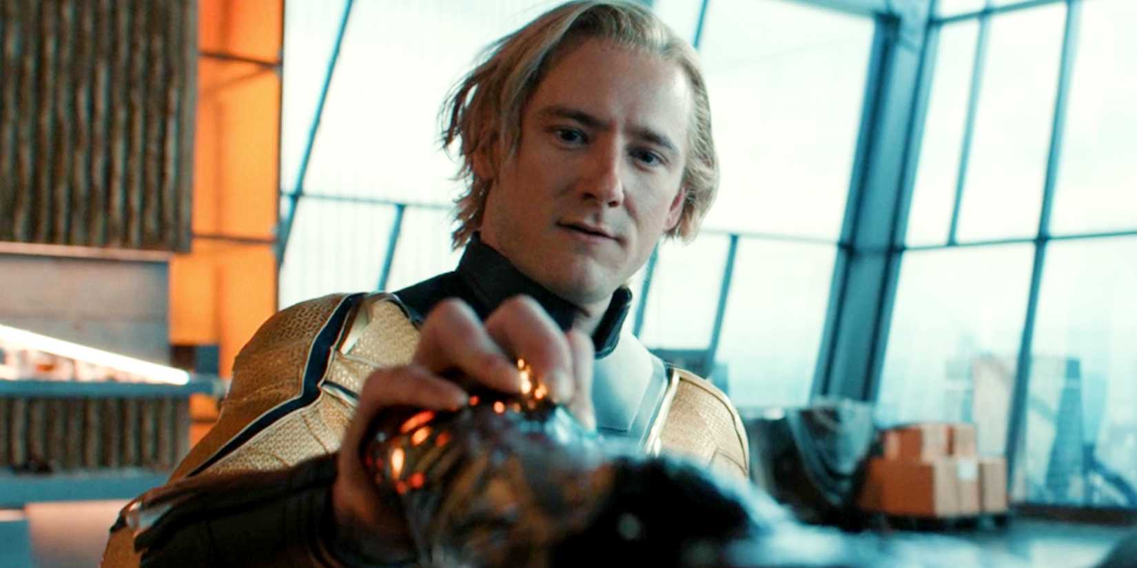 The Sentry grabs Bucky Barnes' vibranium arm and stares at him in Thunderbolts (1)