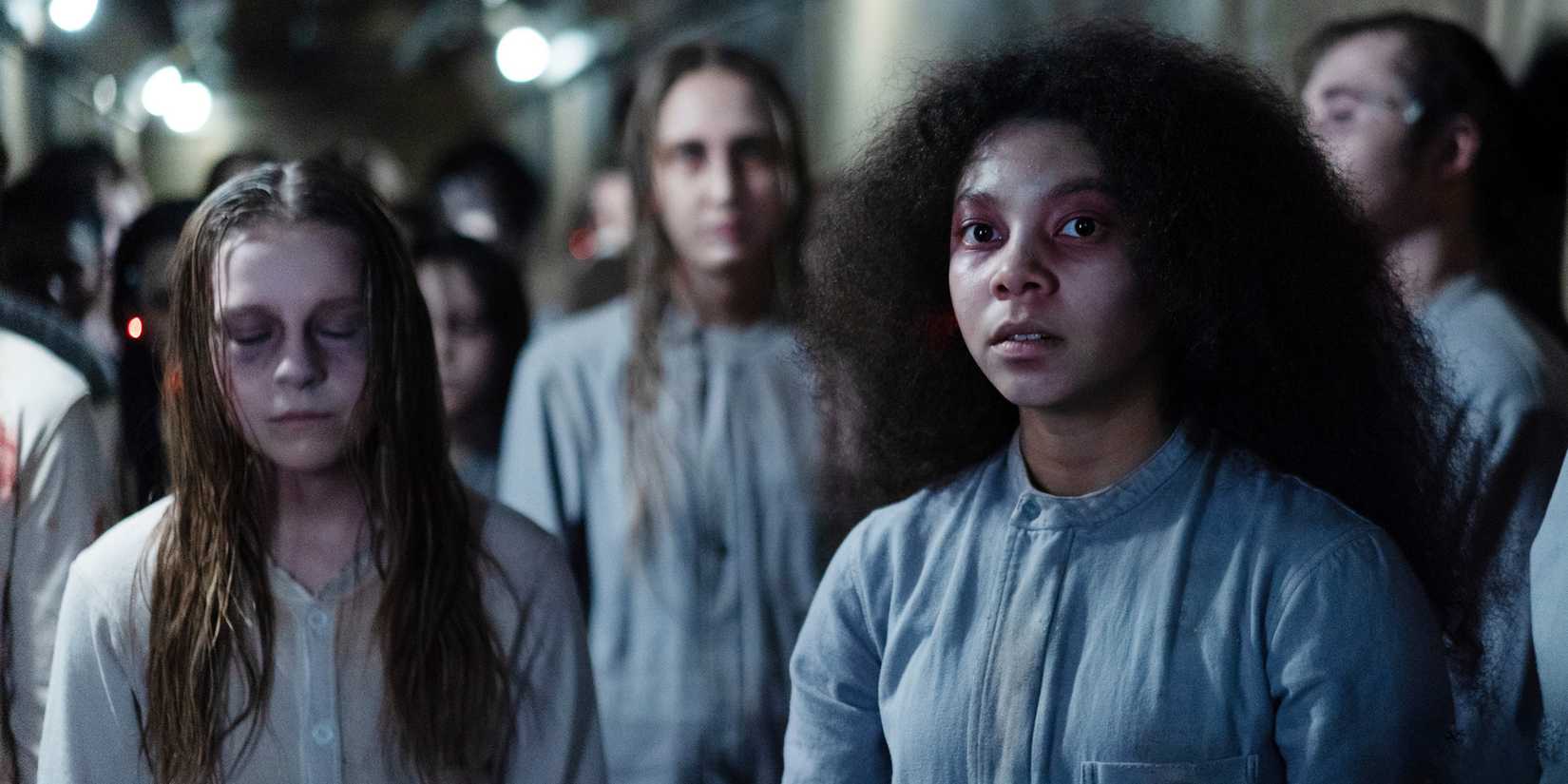 Simone Miller como Kalisha em uma cena de The Institute temporada 1, episódio 8
