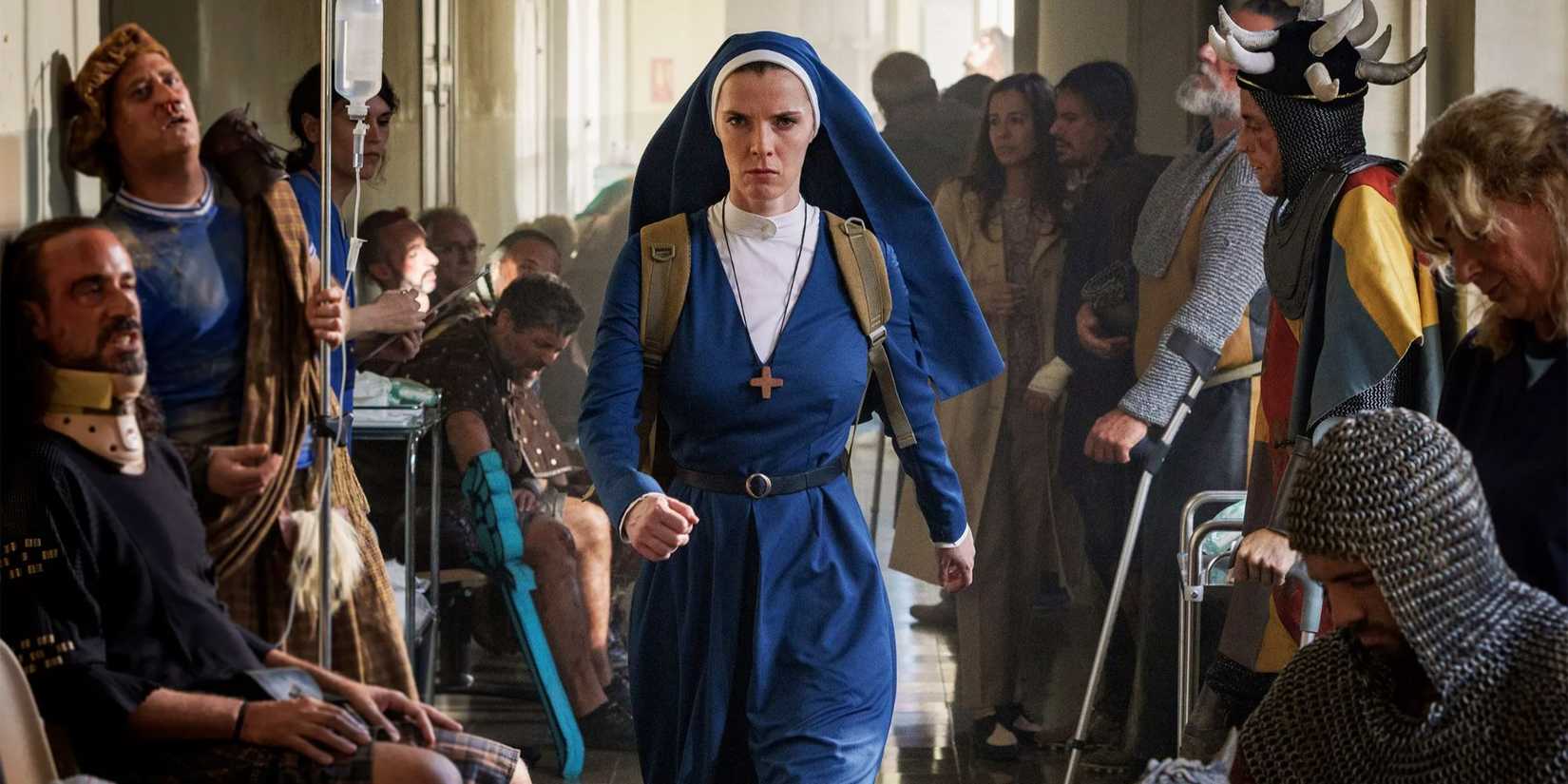 Schwester Simone (Betty Gilpin) läuft in Mrs. Davis wütend durch eine Krankenstation mit kranken Rittern.
