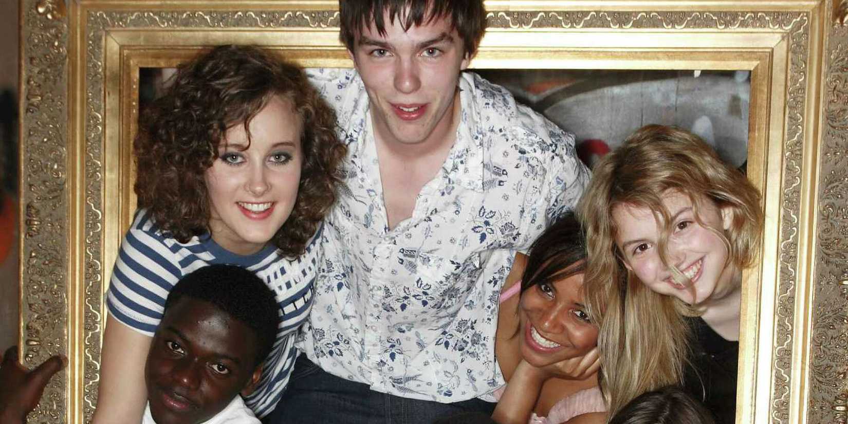 Die Besetzung von Skins UK posierte in einem goldenen Bilderrahmen, darunter Nicholas Hoult und Daniel Kaluuya