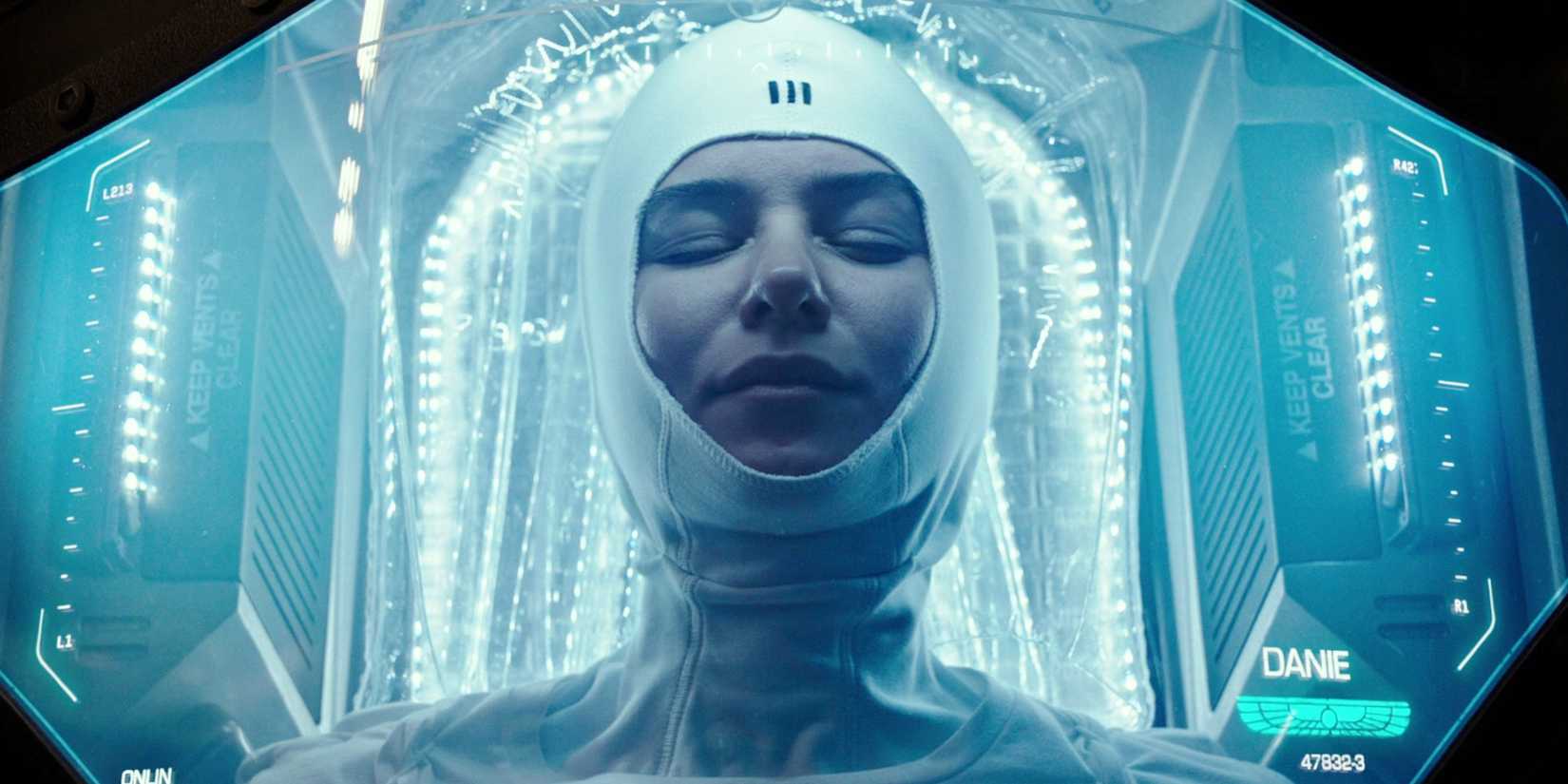Katherine Waterston de olhos fechados em hipersono em uma cena de Alien: Covenant