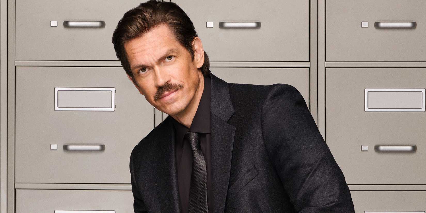 Steve Howey como Nick Wagner na 2ª temporada de High Potential.
