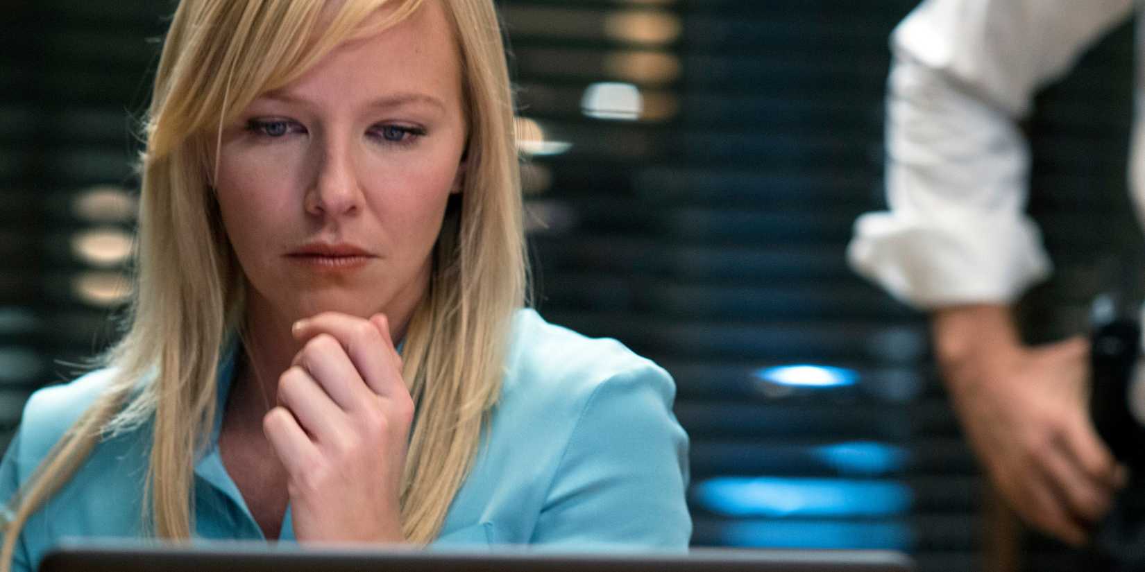 Kelli Giddish as Amanda Rollins looking down at a computer in Law & Order: Special Victims Unit
