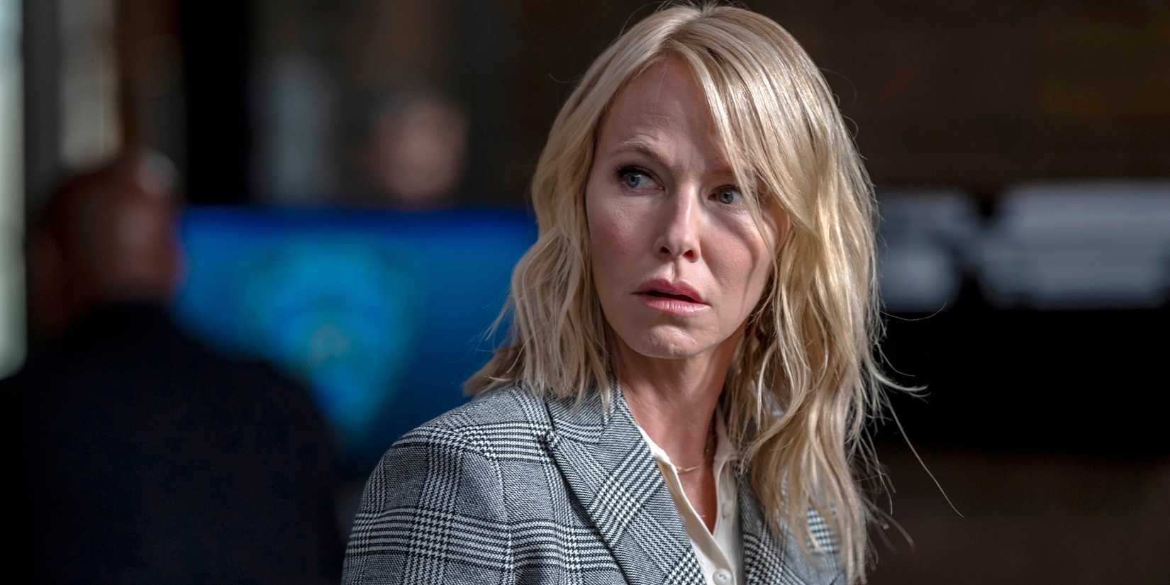 Kelli Giddish as Amanda Rollins looking over her shoulder in Law & Order: SVU