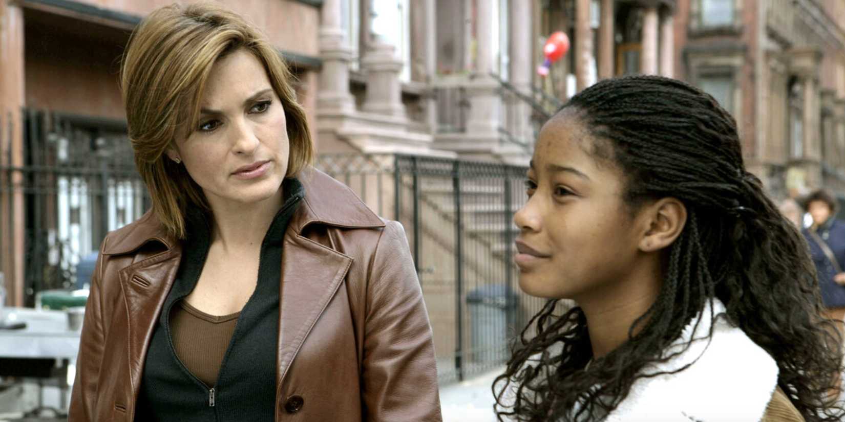 Oliva Benson (Mariska Hargitay) talks with a witness (Keke Palmer) while they walk through a neighborhood in the SVU episode "Storm"