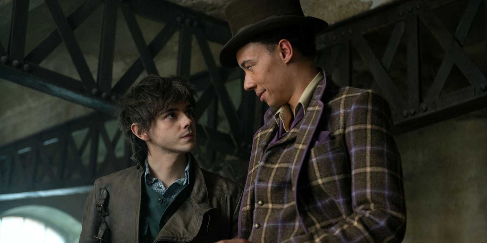 Jesper (Kit Young) conversando com Wylan (Jack Wolfe) em Shadow and Bone.