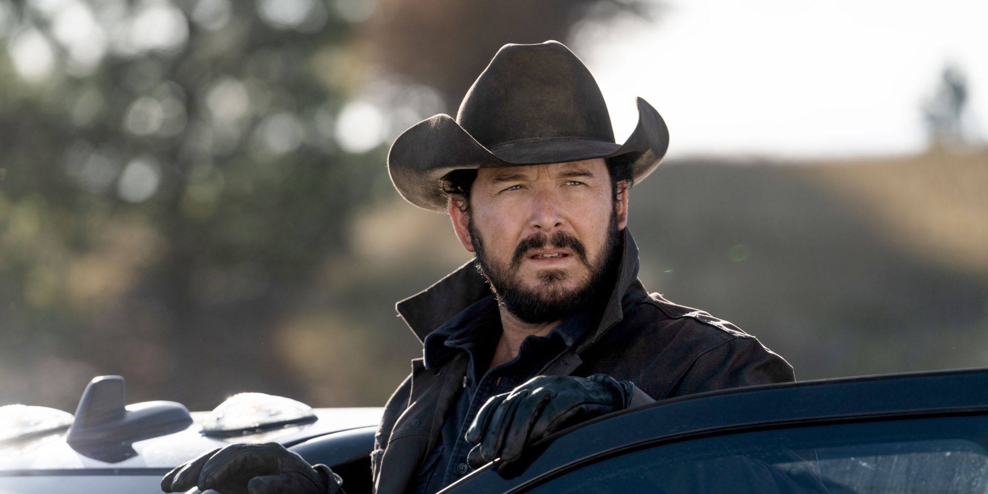 Rip (Cole Hauser) steigt im Yellowstone aus einem Auto.