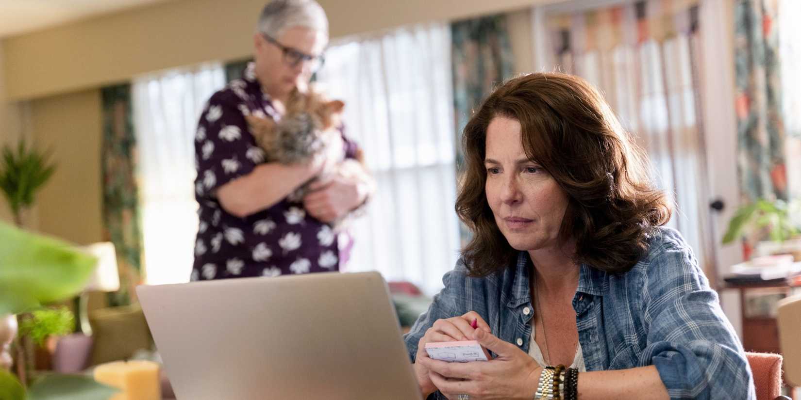 Robin Weigert as Teddi Bruin at her computer in the Tracker pilot
