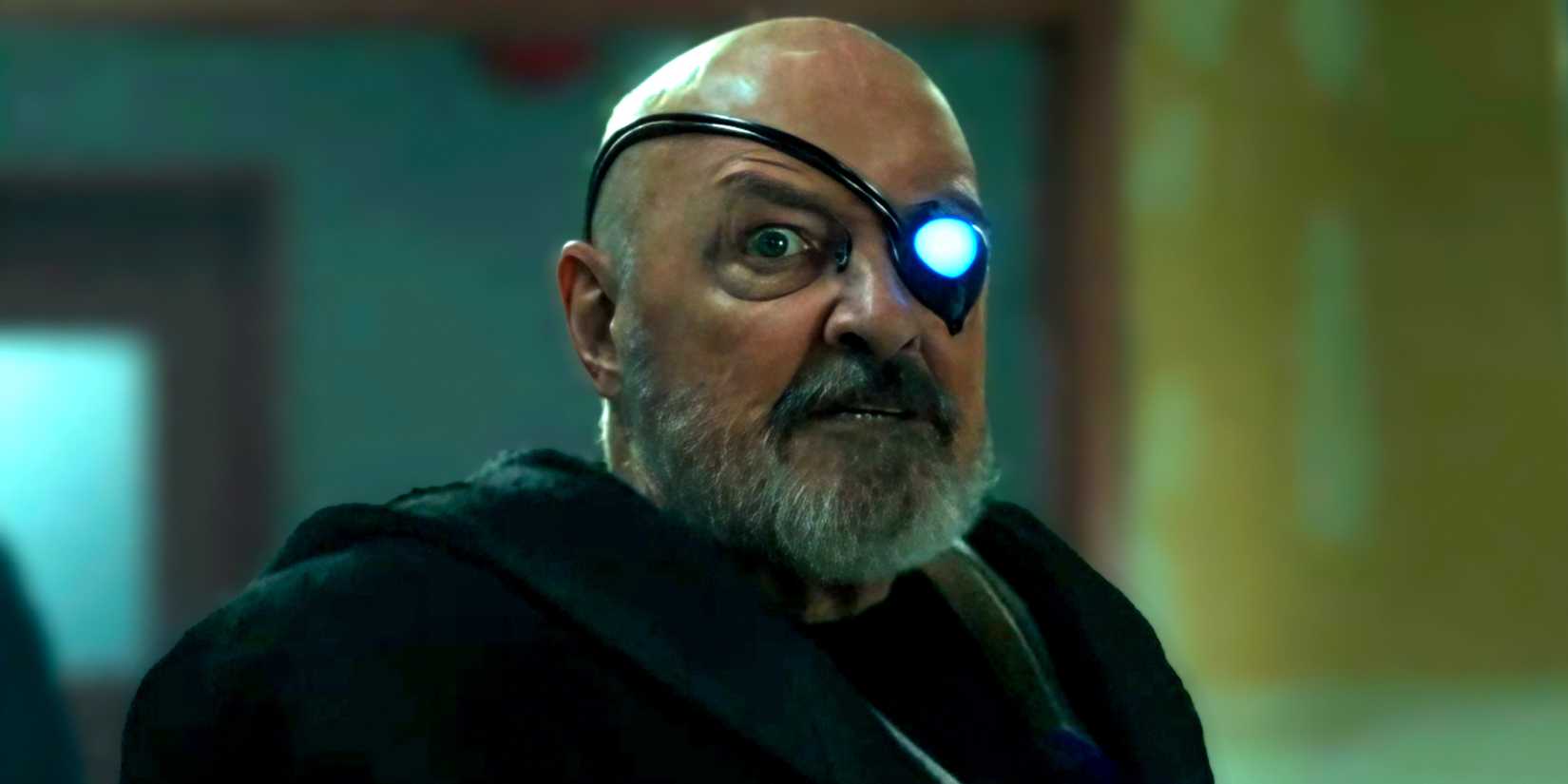 Terry O'Quinn como Peter em sua forma ciborgue na quarta temporada de Resident Alien