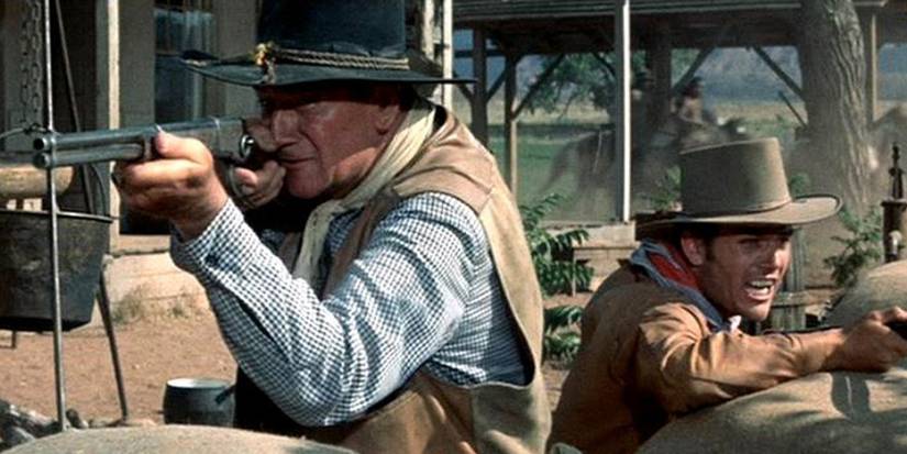 John Wayne disparando um rifle em Os Comancheros (The Comancheros)