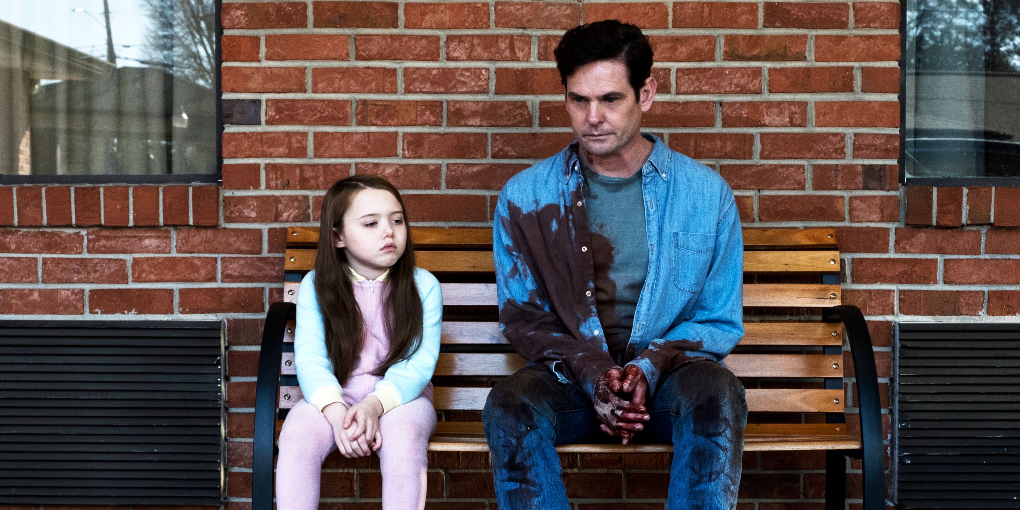 Nell Crain e seu pai, Hugh, sentados em um banco em The Haunting of Hill House.