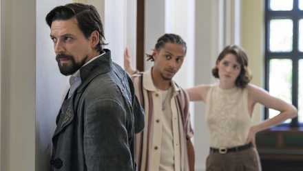 Callum McGowan como Vikram Chamberlain, Bluey Robinson como Connor Green y Olivia Morris como Lysa Pascal en The Librarians: The Next Chapter