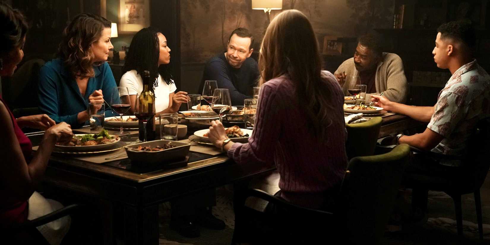 Elenco de Boston Blue em um jantar familiar