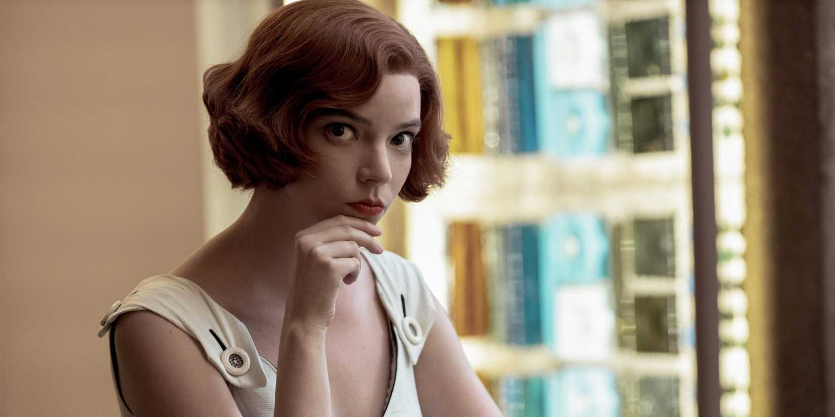 Beth (Anya Taylor-Joy) olhando para a câmera em The Queen's Gambit
