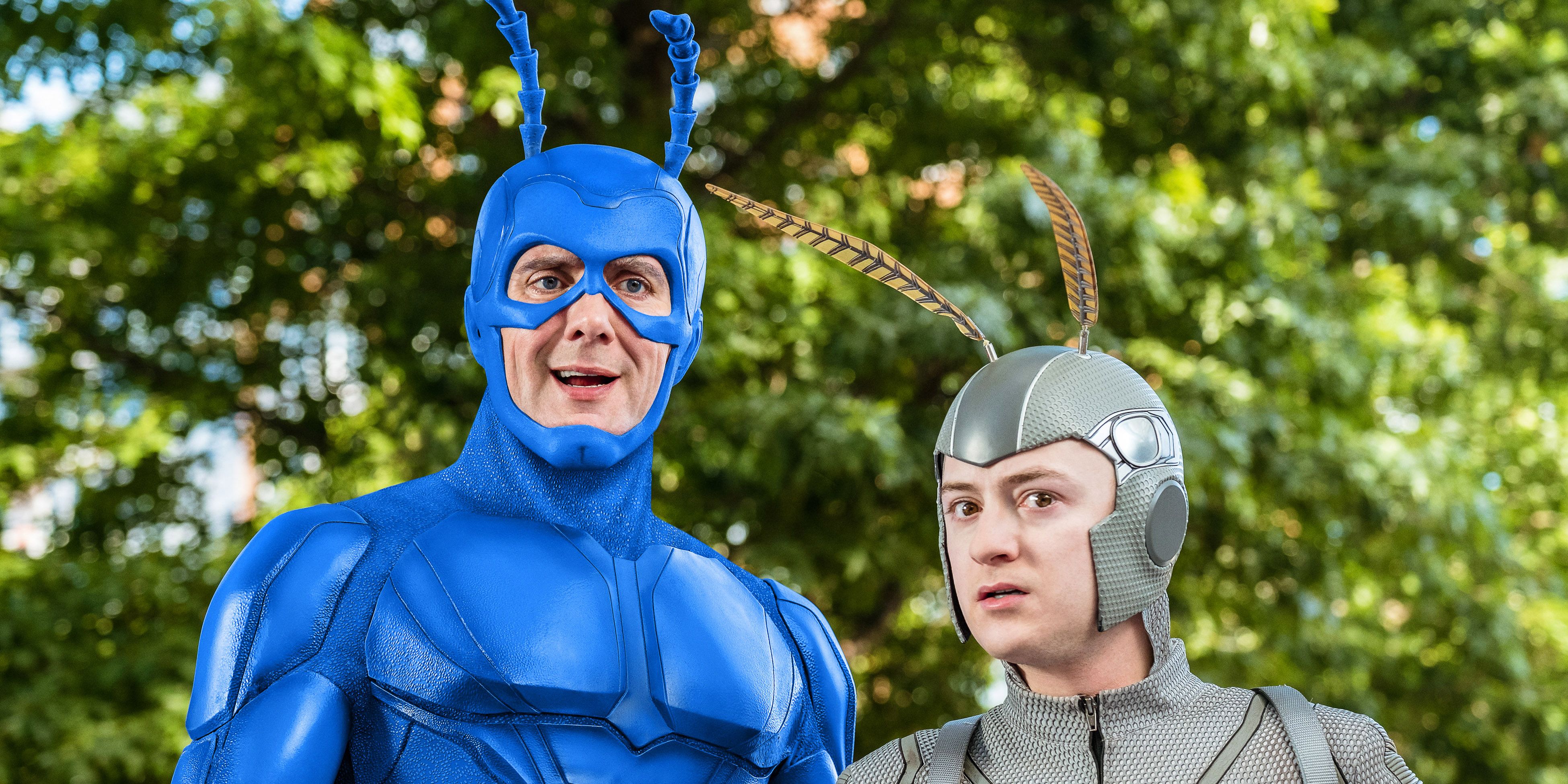 Peter Serafinowicz como The Tick e Griffin Newman como Arthur em The Tick