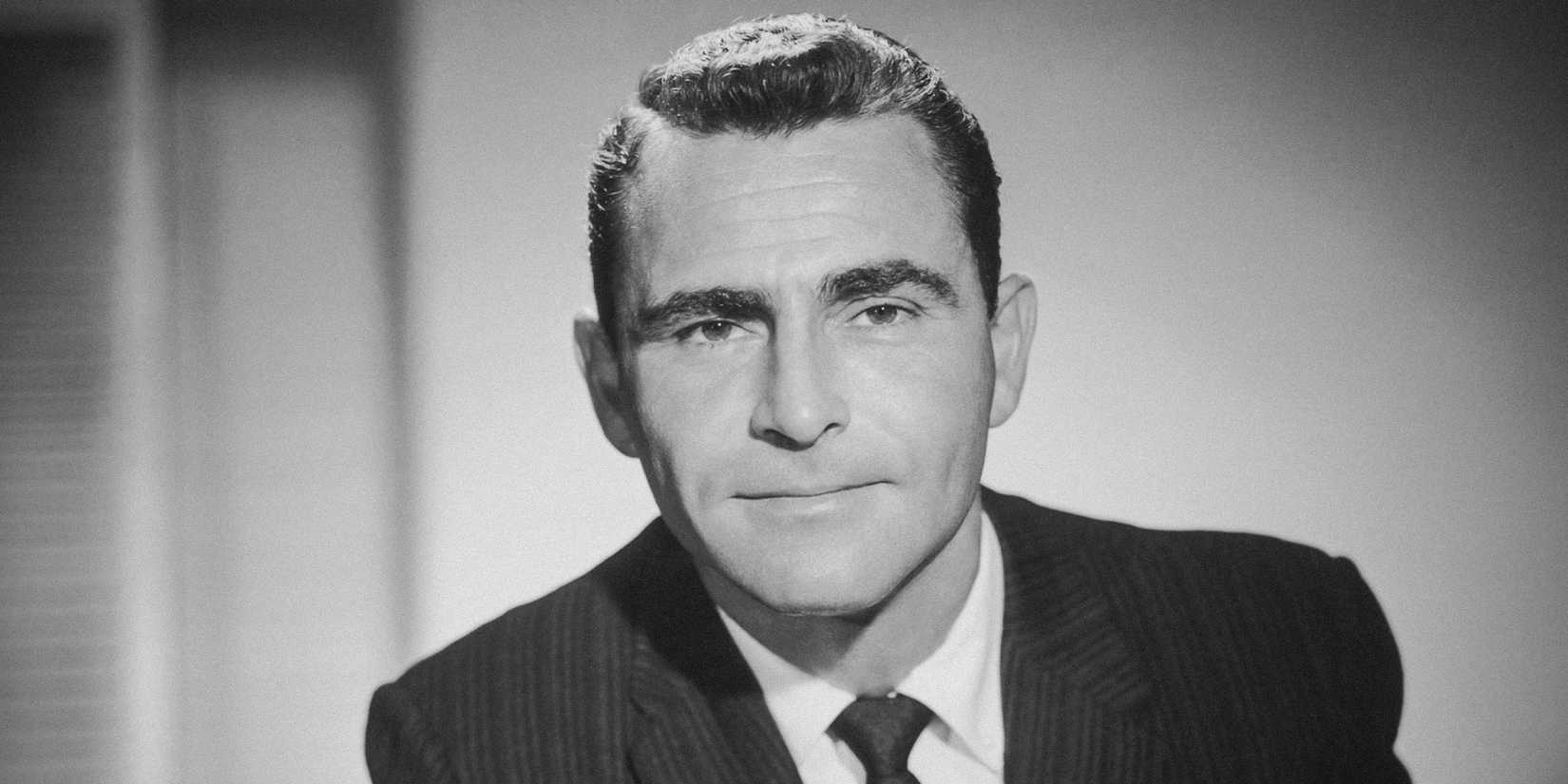 A zona do crepúsculo Rod Serling olhando para a câmera