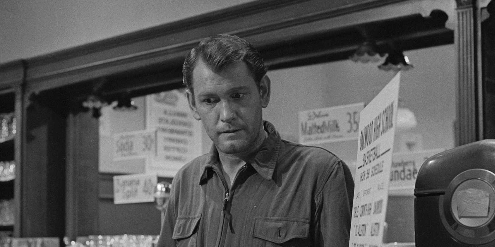 Earl Holliman com expressão chocada no episódio Onde Está Todo Mundo? de The Twilight Zone