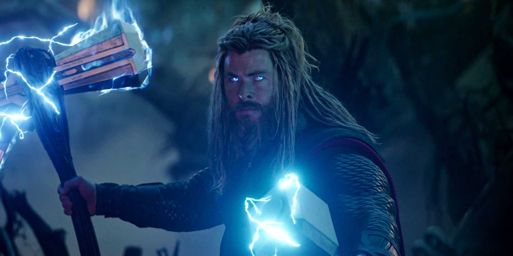 Thor com raios e empunhando Stormbreaker e Mjolnir em Vingadores: Ultimato